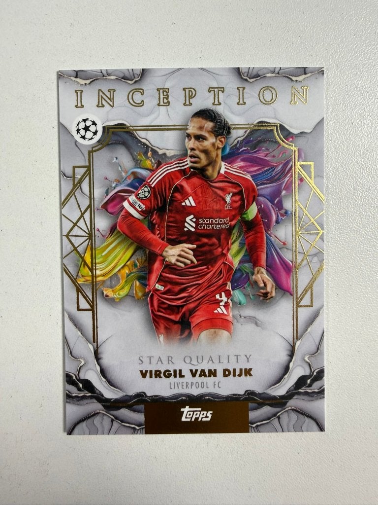 72 Virgil van Dijk Star Quality Topps Inception 2025-26, Ophalen of Verzenden, Nieuw, Buitenlandse clubs, Poster, Plaatje of Sticker