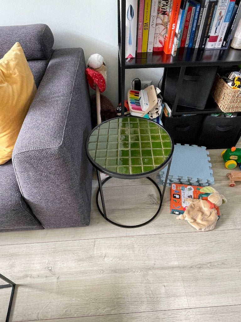 bijzettafel zuiver groene tegels, Huis en Inrichting, Tafels | Bijzettafels, Minder dan 55 cm, Metaal of Aluminium, Rond, Zo goed als nieuw