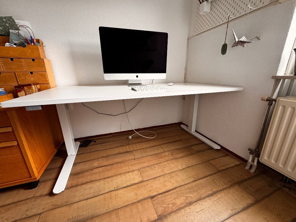 Elektrisch verstelbaar bureau 160x80 cm – Zo goed als nieuw!, Huis en Inrichting, Bureaus, Ophalen, Zit-sta bureau, 160 cm, Hout
