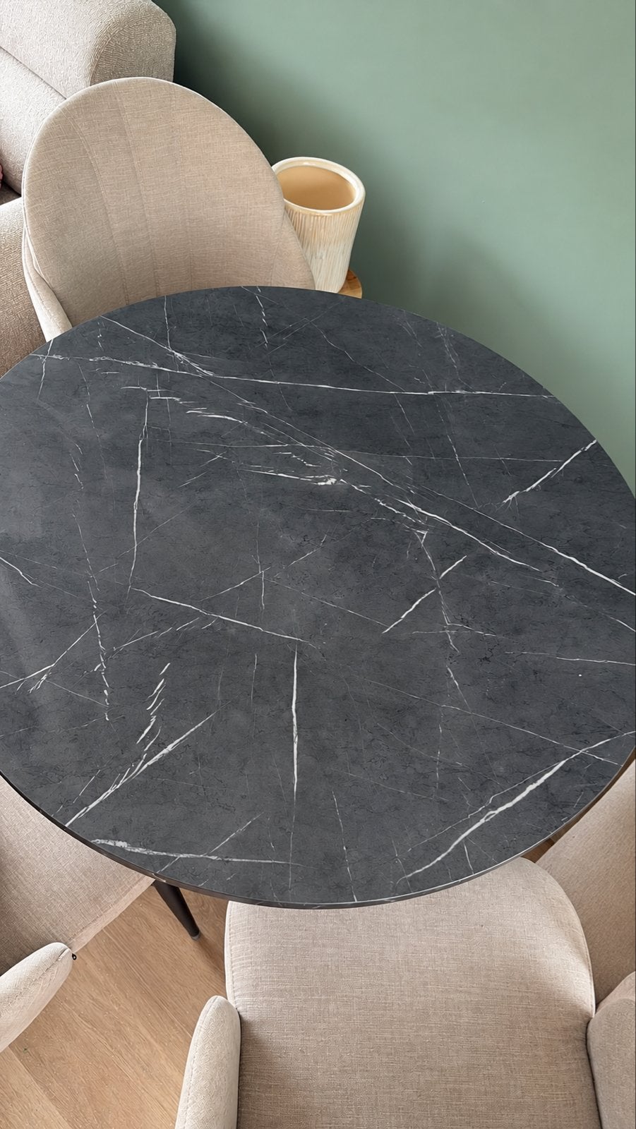 Ronde eettafel en organische bijzettafels met marmerlook, Huis en Inrichting, Ophalen, Overige materialen, Gebruikt, 100 tot 150 cm