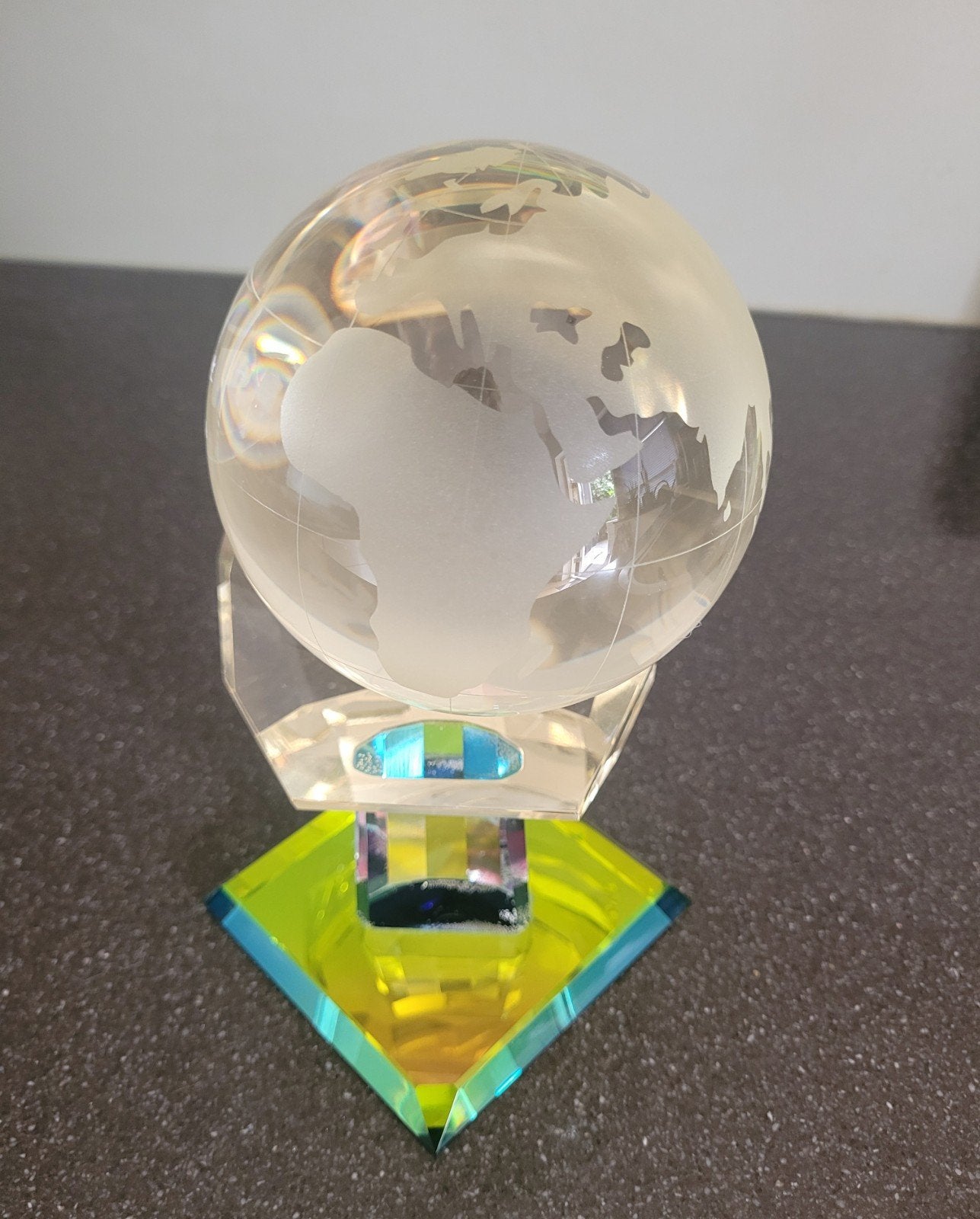Decoratieve kristallen wereldbol / presse papier op voet, Huis en Inrichting, Woonaccessoires | Wereldbollen, Ophalen, Glas, Draaibaar