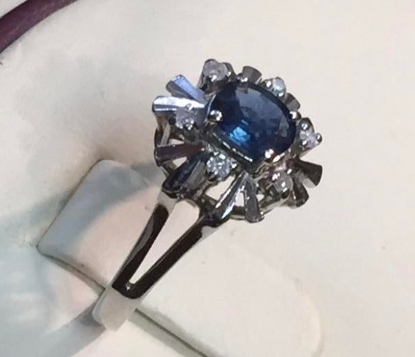 Witgouden ring met diamanten en saffier, Sieraden, Tassen en Uiterlijk, Ringen, Gebruikt, Blauw, Ophalen of Verzenden, 17 tot 18