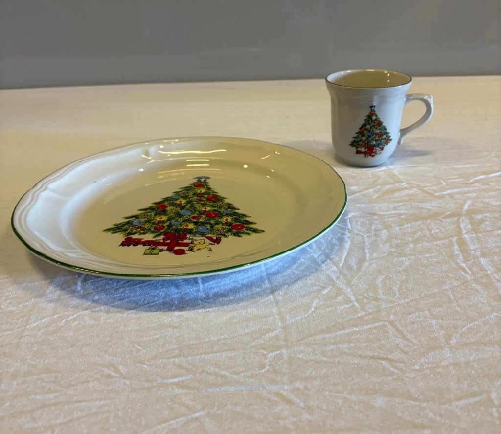 Vintage kerstservies: bord en mok met kerstboom, Gebruikt, Niet bekend (tweedehands product), Onbekend (tweedehands product), Keramiek