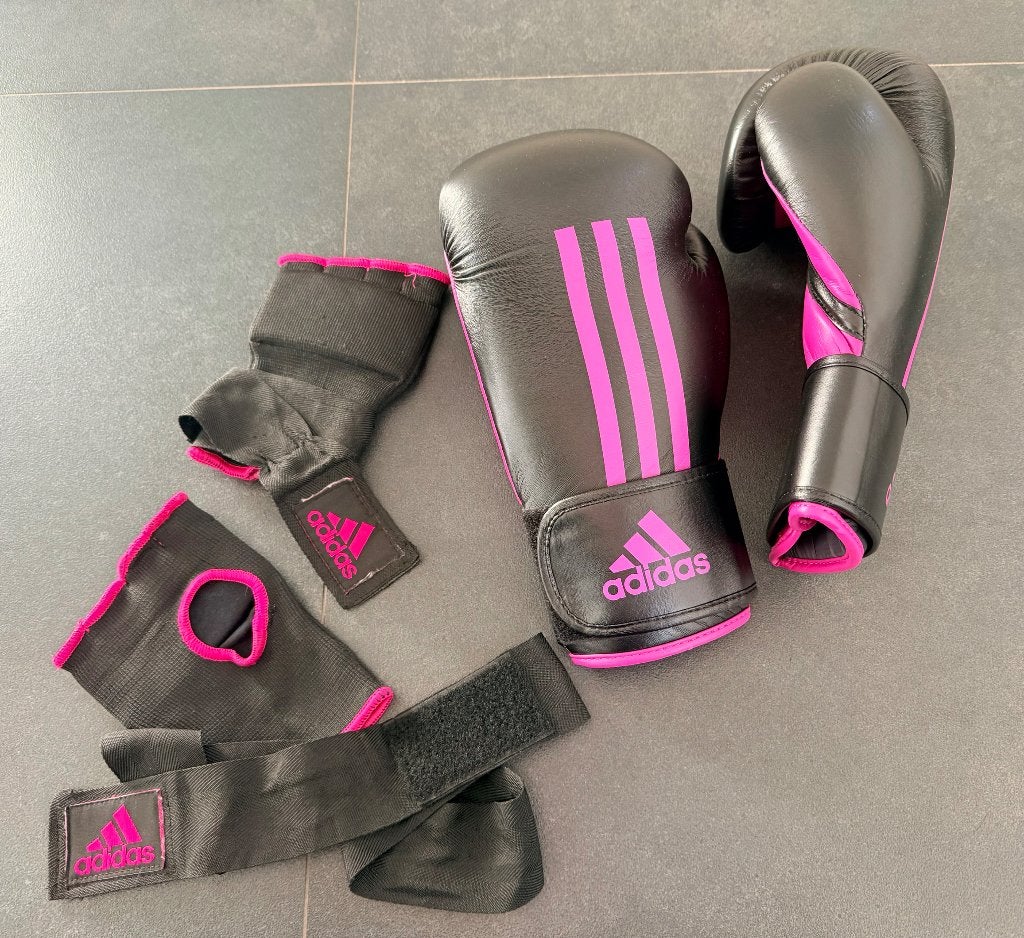 Boks handschoenen Adidas volwassenen OZ 10 zwart met roze, Sport en Fitness, Vechtsporten en Zelfverdediging, Maat M, Ophalen of Verzenden