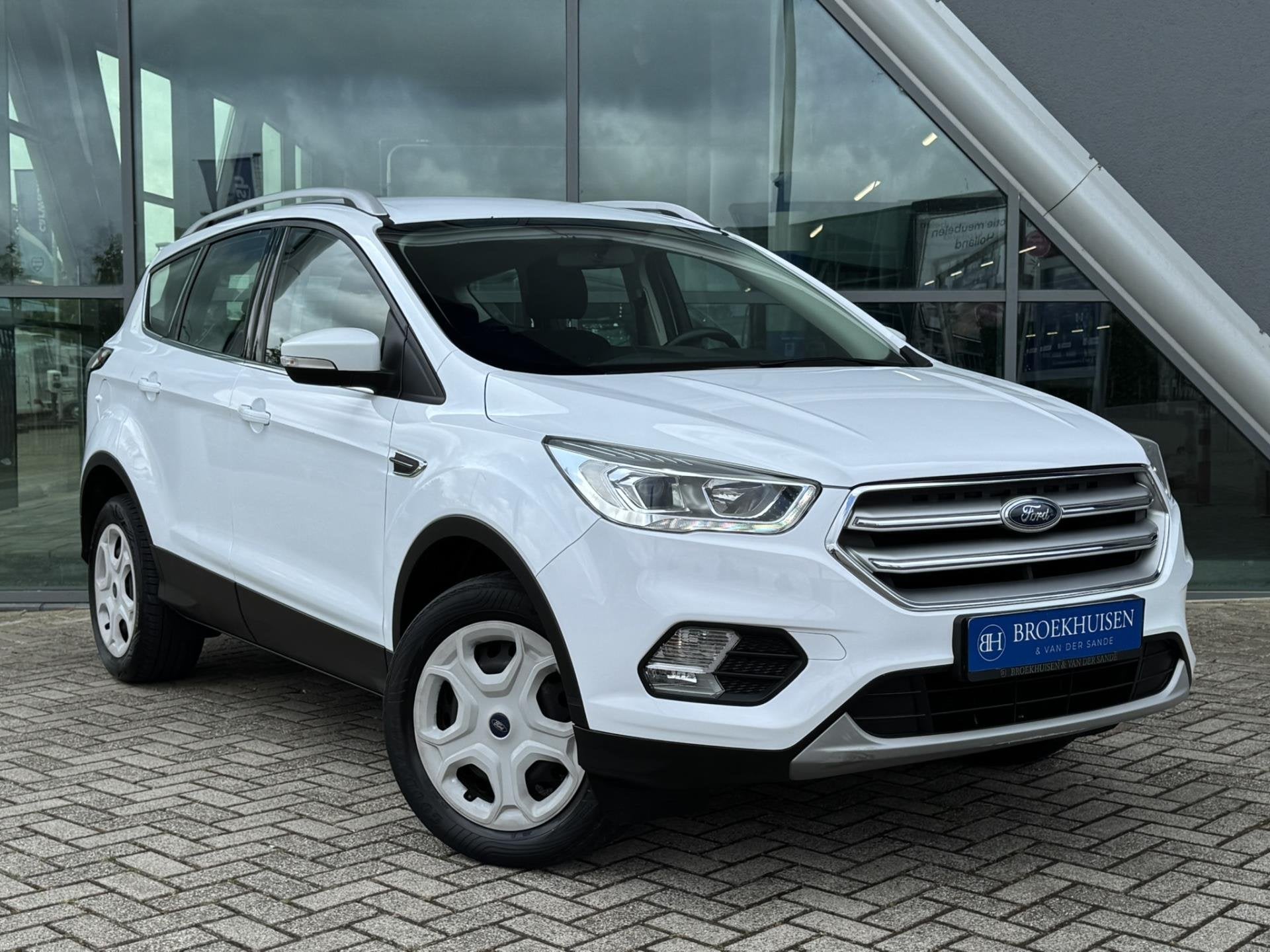 Ford Kuga 1.5 EcoBoost Trend Ultimate Camera / Navigatie / C, Auto's, Ford, Voorwielaandrijving, Stof, 4 cilinders, Wit