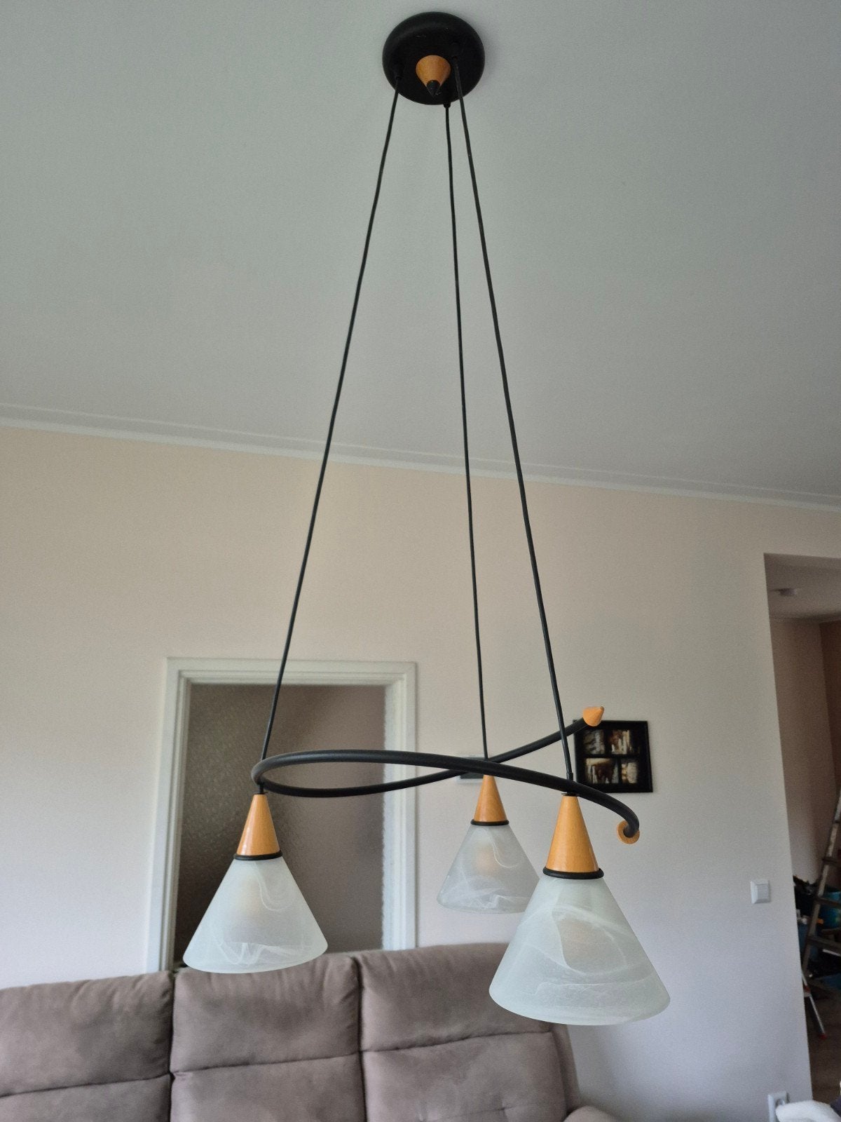 Moderne hanglamp met 3 glazen kappen en houten accenten, Huis en Inrichting, Lampen | Hanglampen, Ophalen, Gebruikt, Glas, Modern, Speels
