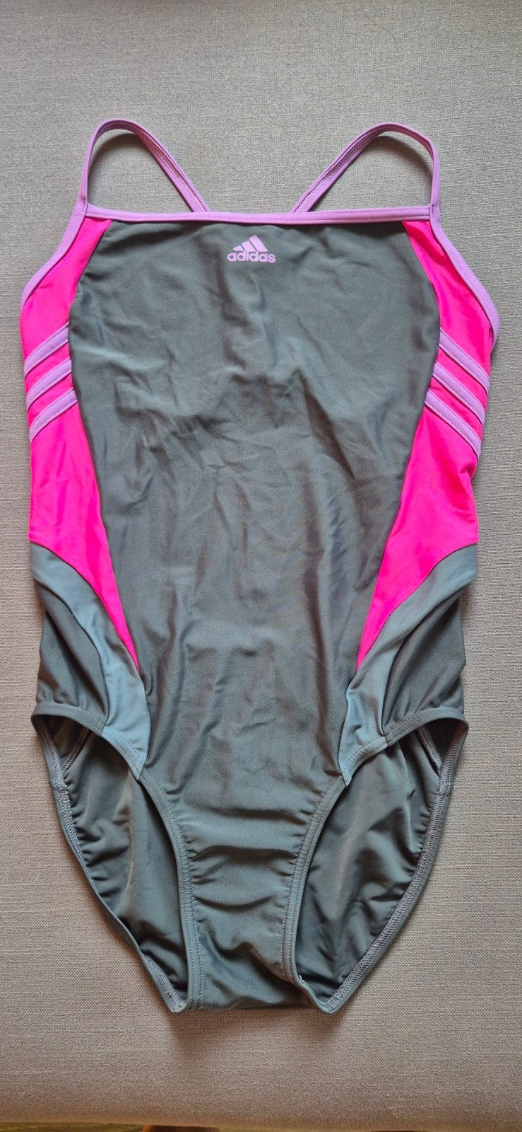 Adidas badpak grijs/roze met paarse accenten, Badpak, Ophalen of Verzenden, Zo goed als nieuw, Meerkleurig