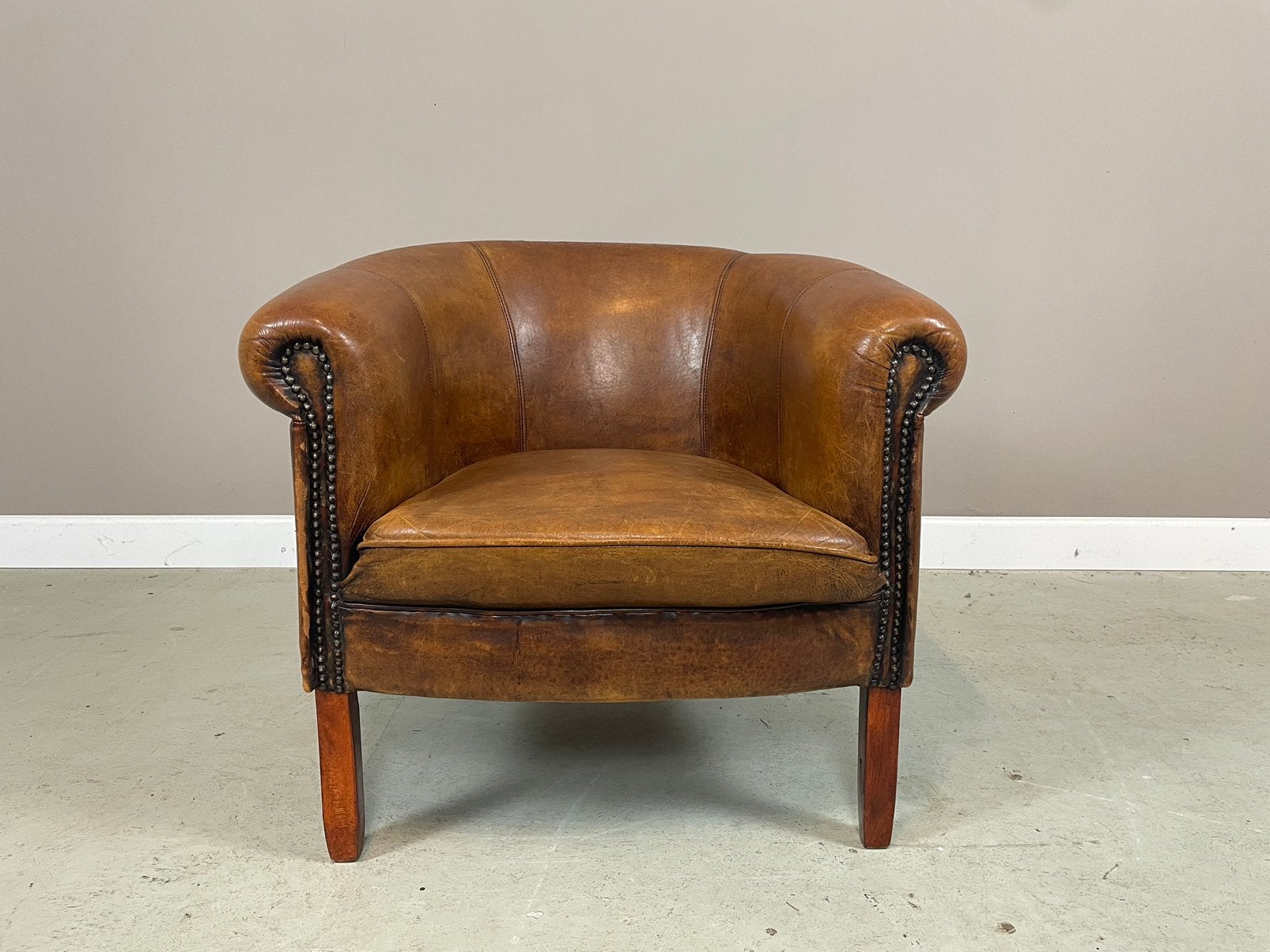 Schapenleren clubfauteuil DNG tub model I.Z.G.S., Ophalen, Gebruikt, Leer