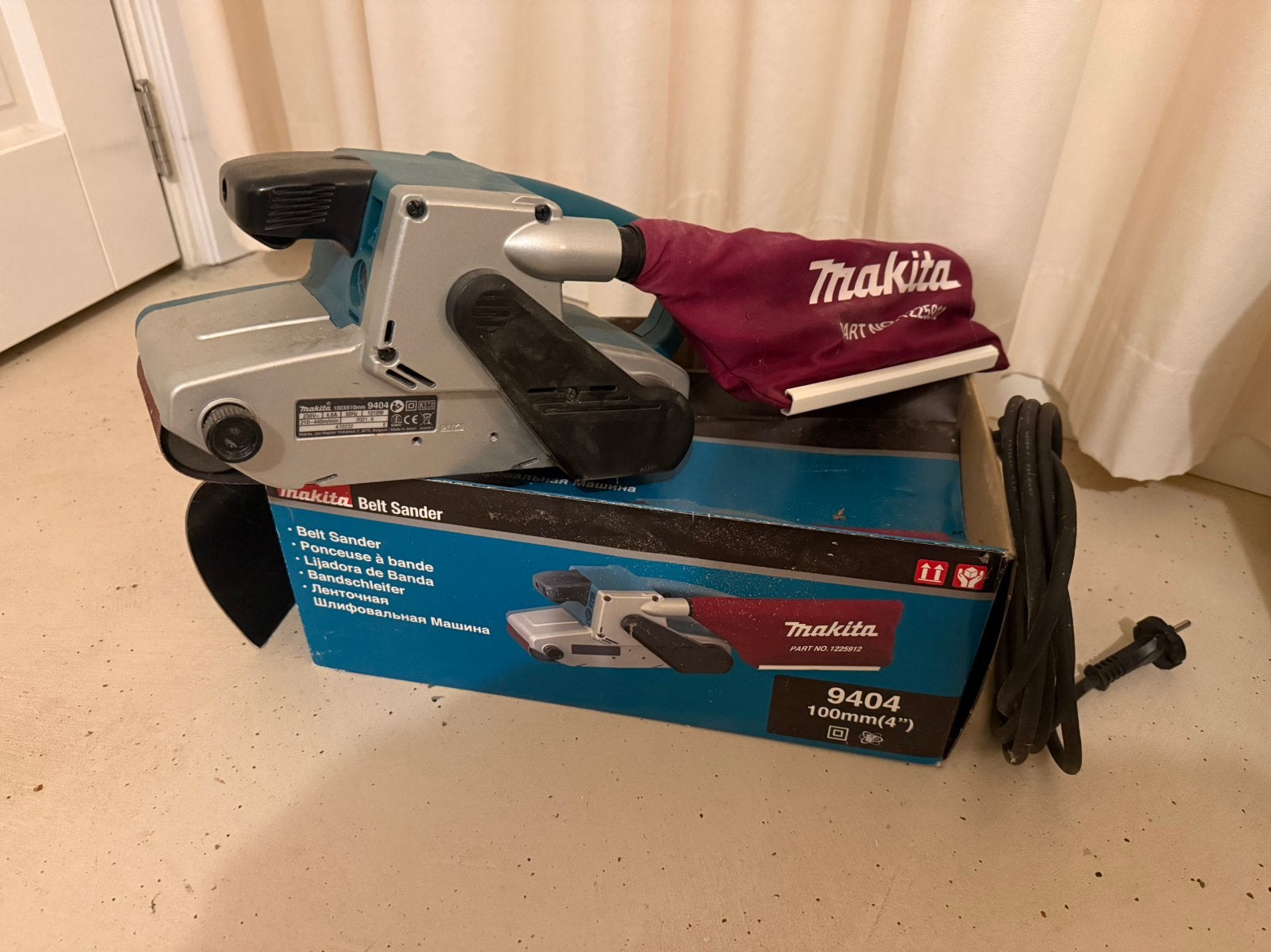 Makita 9404 - schuurbandmachine / belt sander - zgan, Doe-het-zelf en Verbouw, Ophalen of Verzenden, Zo goed als nieuw, 1200 watt of meer