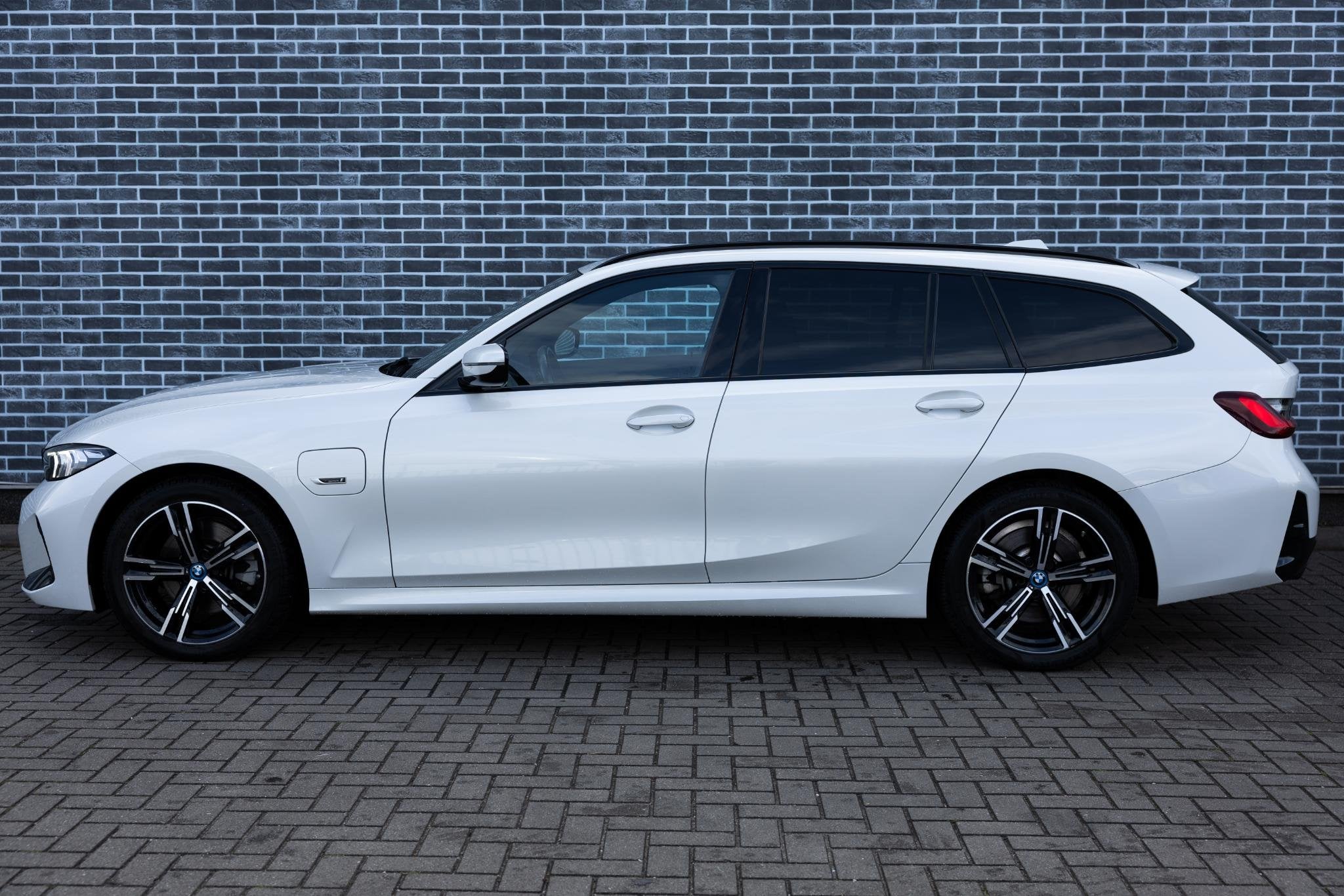 Foto 3 van BMW 3-serie Touring 320e | M-Sport | Panoramadak | Trekhaak