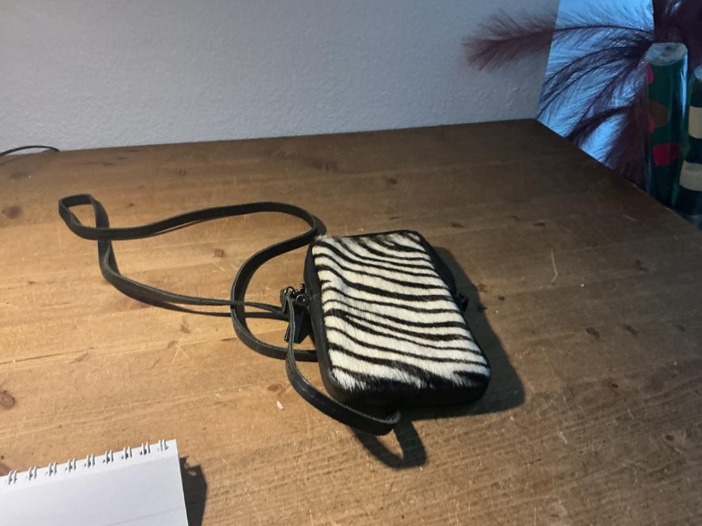 Leren telefoontasje met zebraprint en koeienhuid, Ophalen of Verzenden, Zo goed als nieuw, Zwart, Schoudertasje