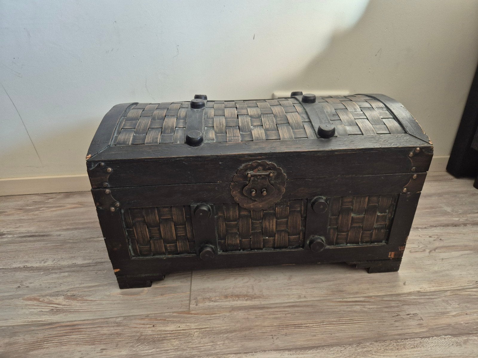 Decoratieve houten kist met gevlochten details, Ophalen of Verzenden