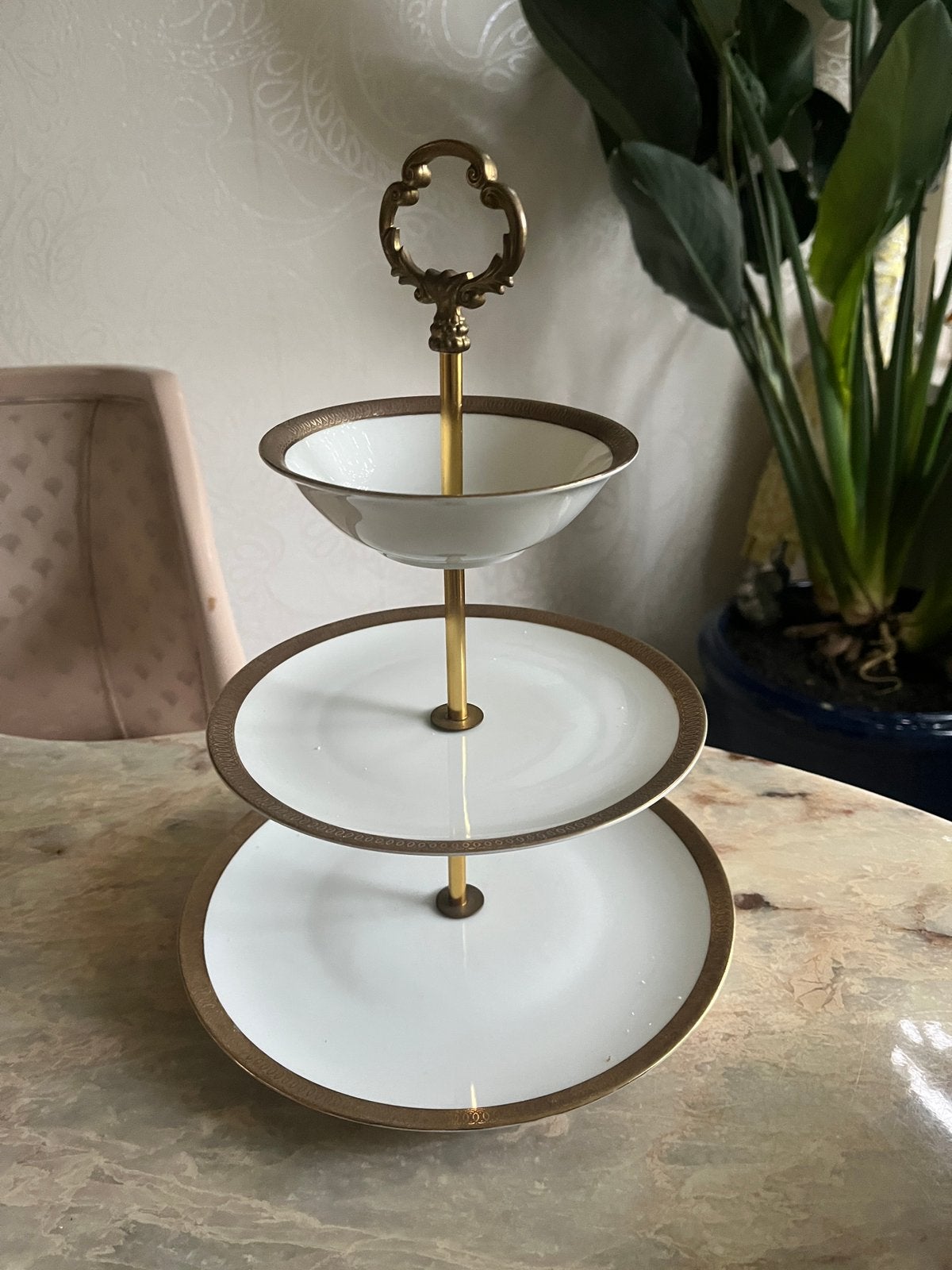 3-laags porseleinen etagère met gouden rand – mooie staat, Huis en Inrichting, Woonaccessoires | Etagères, Ophalen of Verzenden