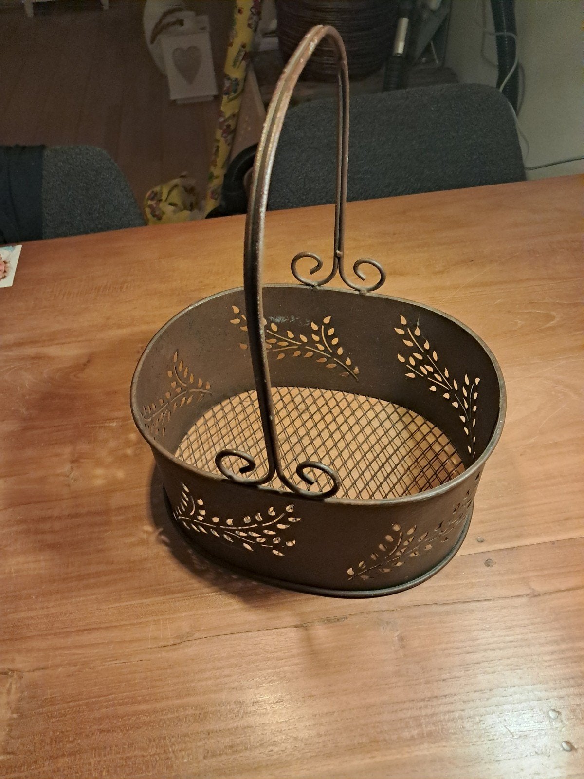 Decoratieve metalen mand met handvat, Ophalen, Gebruikt, Landelijk, Metaal