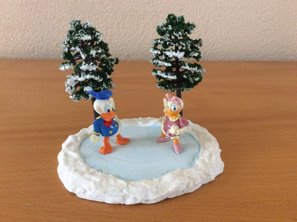 Disney Donald duck - beeldje - vijver - kerstdorp, Verzamelen, Ophalen of Verzenden, Donald Duck, Zo goed als nieuw, Beeldje of Figuurtje