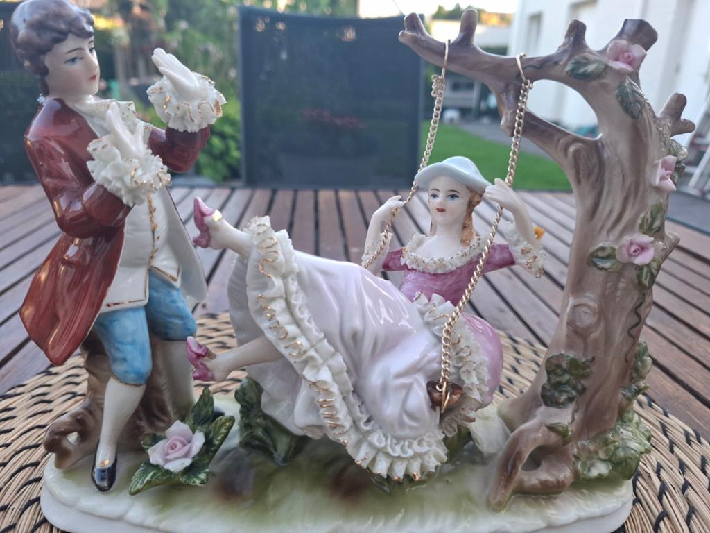 Vrouw op schommel, Ophalen