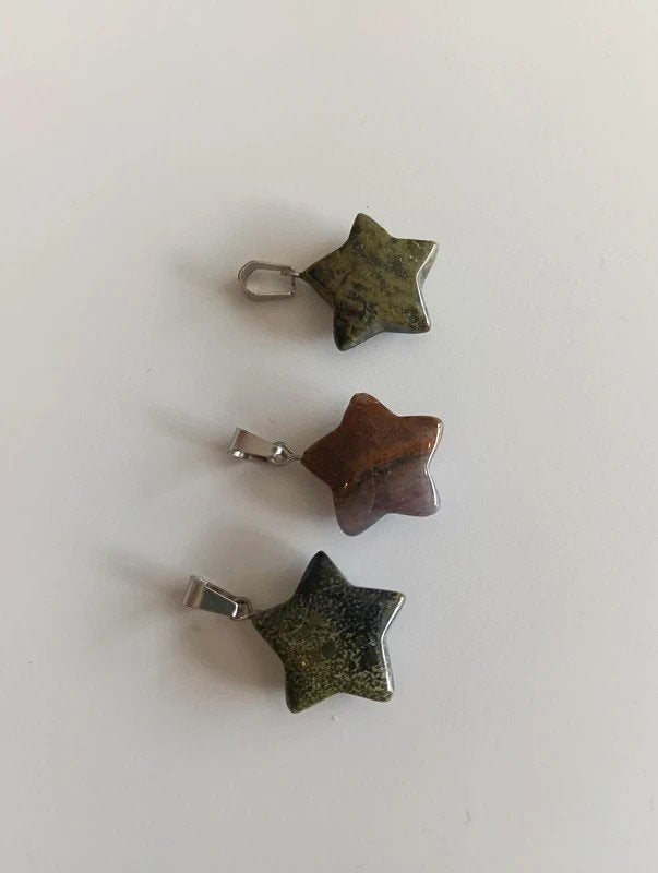 3x Prachtige edelsteen messing ster hangers van Jaspis, Overige voorstellingen, Nieuw, Ophalen of Verzenden, Steen of Mineraal