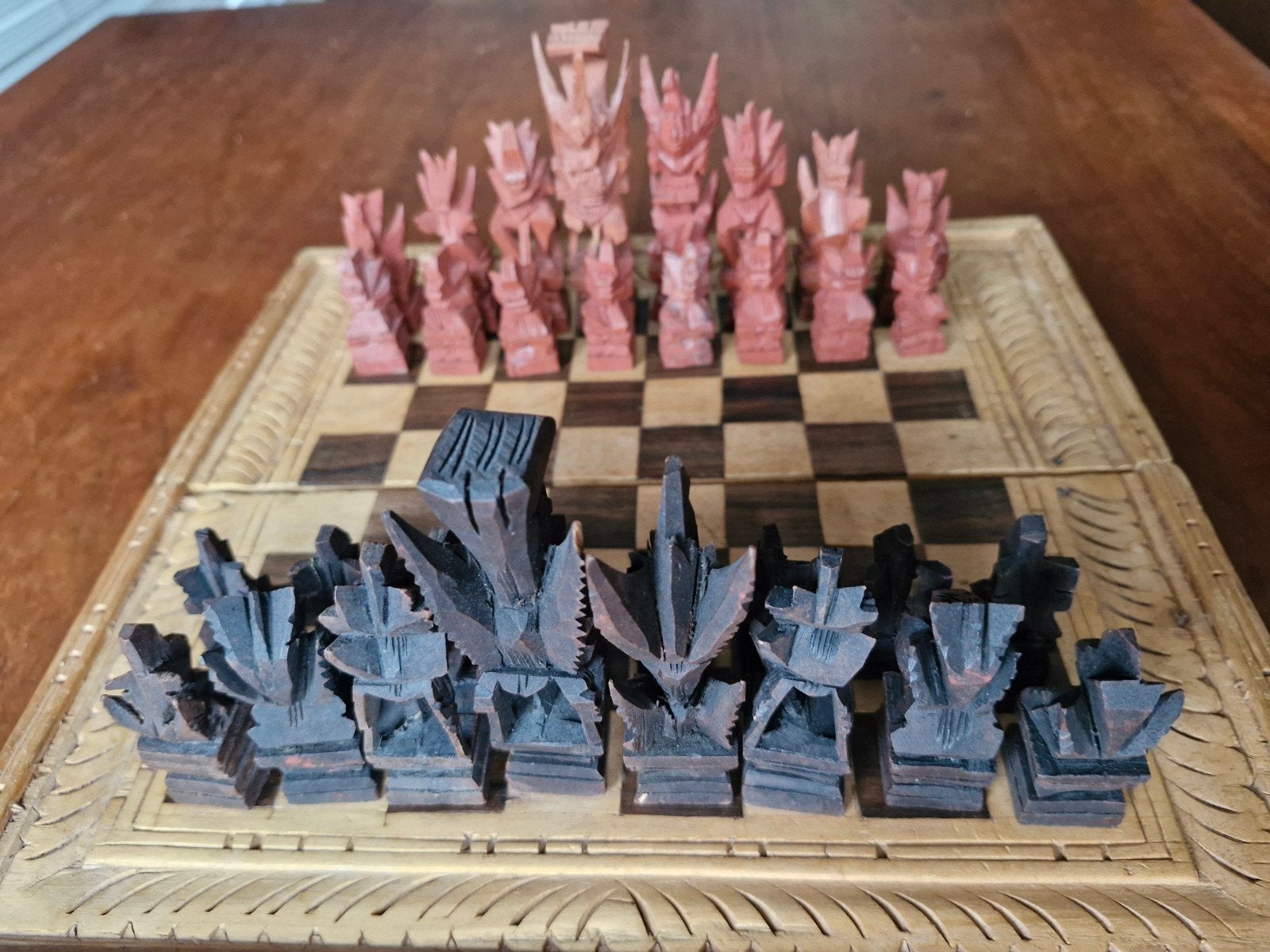 Uniek Handgesneden Houten Schaakspel, Een of twee spelers, Ophalen of Verzenden, Gebruikt, Reisspel