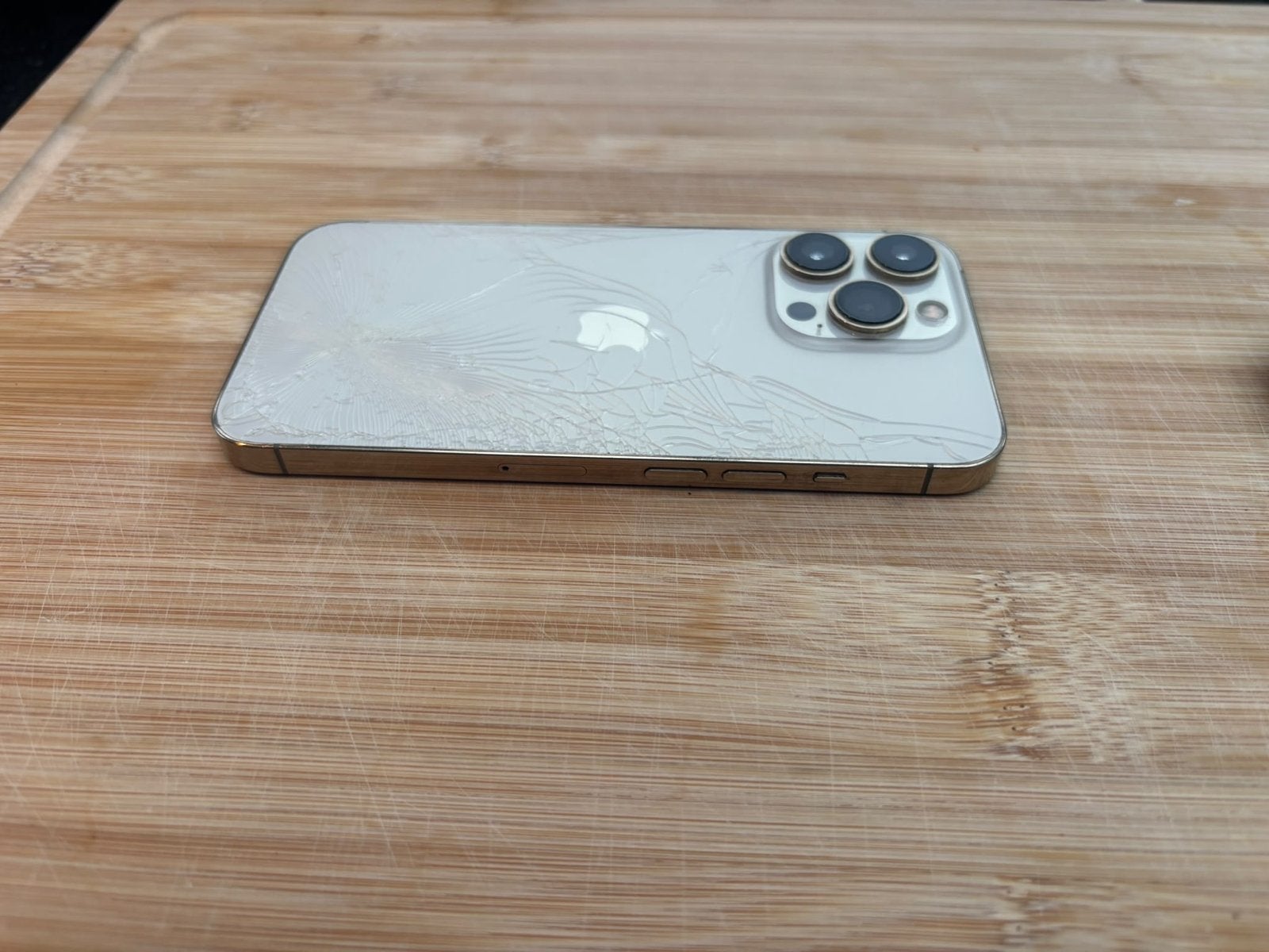 Foto 3 van iPhone 13 Pro 128 GB - Gebroken Glas, 75% Batterij