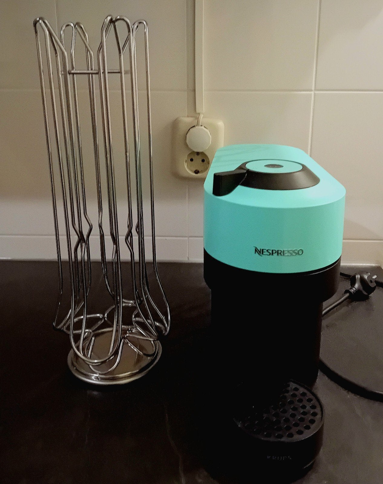KRUPS Nespresso Vertuo Pop Aqua Mint en coffecuphouder., Koffiemachine, Ophalen of Verzenden, Zo goed als nieuw, Koffiepads en cups