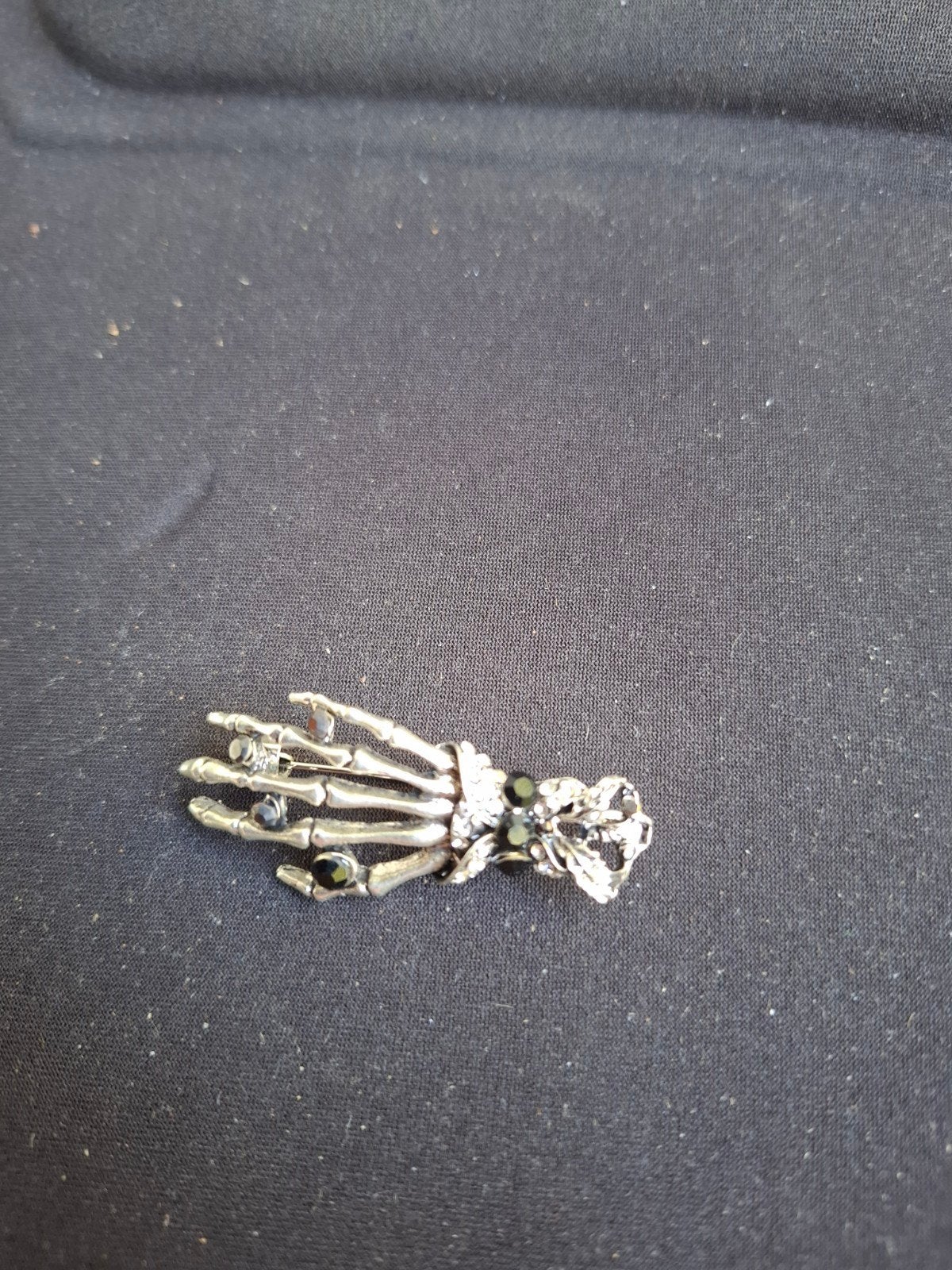 Skelet Hand Broche met zwarte steentjes, Met kristal, Overige materialen, 4 tot 7 cm, Ophalen of Verzenden