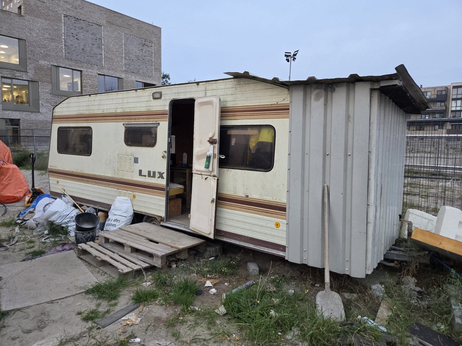 Schaftkeet / bouwkeet , caravan , moet nu weg, Ophalen, Gebruikt