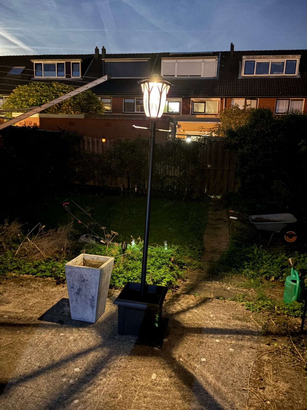 Luxform Westminster Solar Lantaarnpaal met Bloembak, Ophalen, Zonne-energie, Kunststof, Minder dan 50 watt