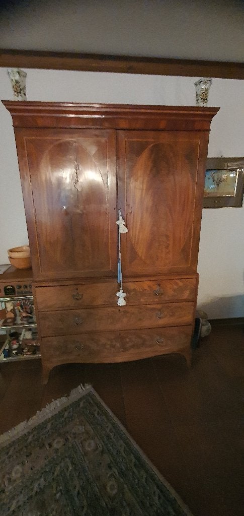 Wortelnoten antieke Engelse kabinetkast, Ophalen