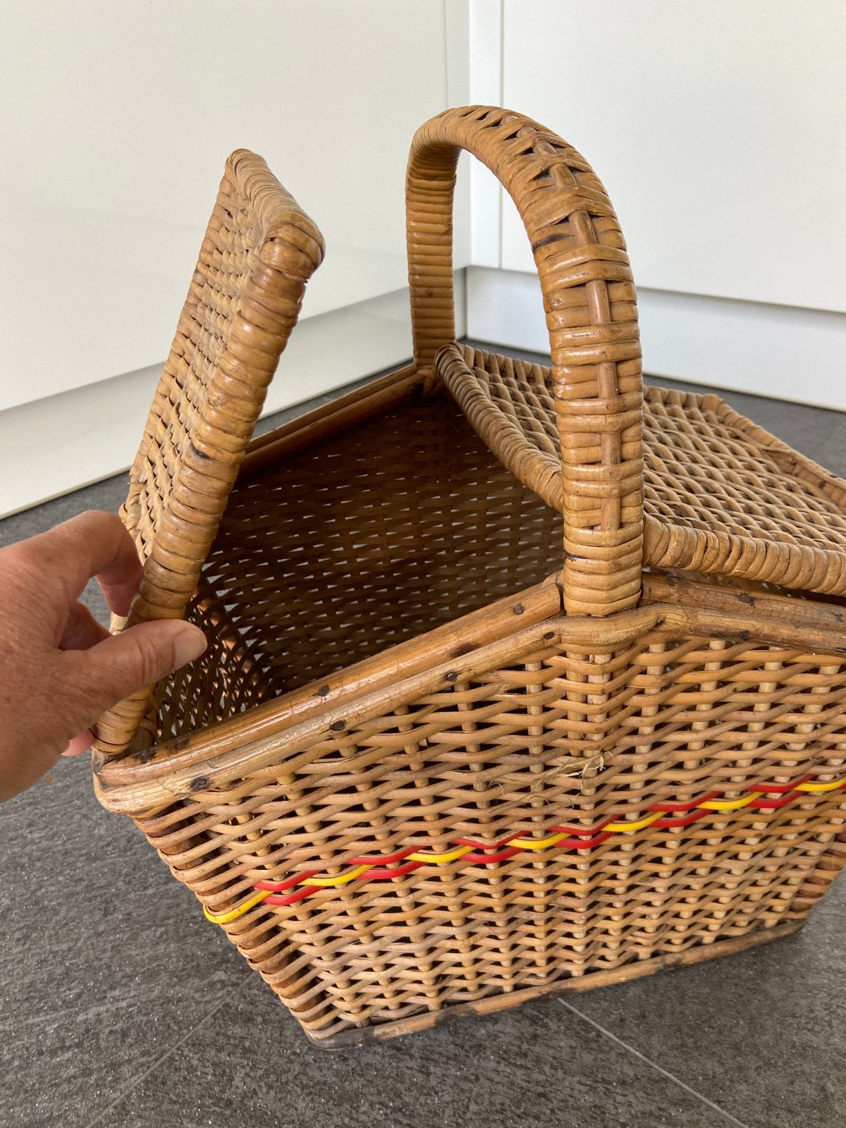 Oude vintage picknickmand rieten mand deksel rood gele bies, Antiek en Kunst, Curiosa en Brocante, Ophalen of Verzenden