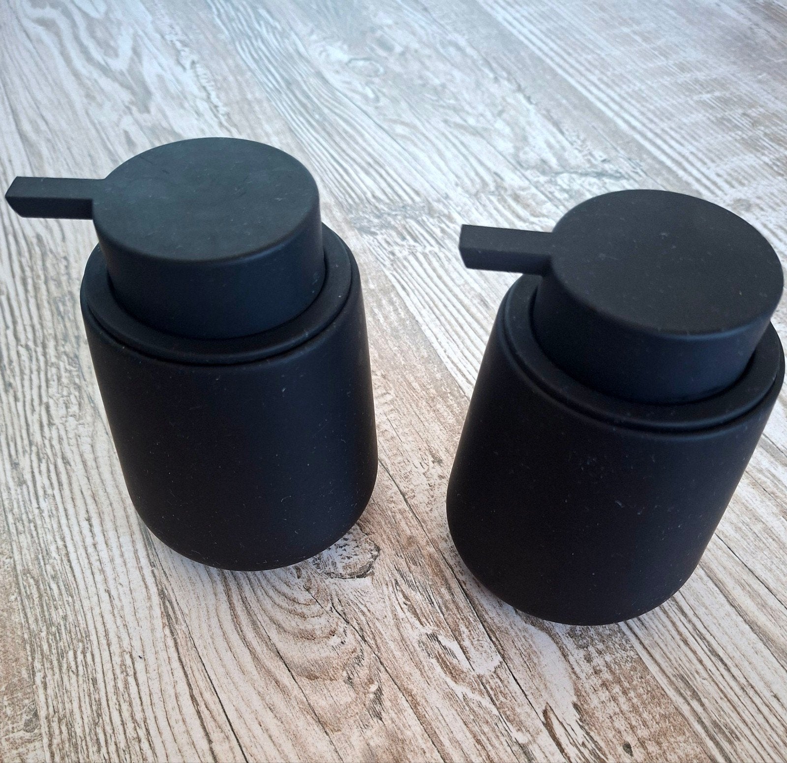 2 zwarte zeeppompjes -steen- Merk Dutch Spa, Binnen, Ophalen of Verzenden, Zo goed als nieuw, Zwart