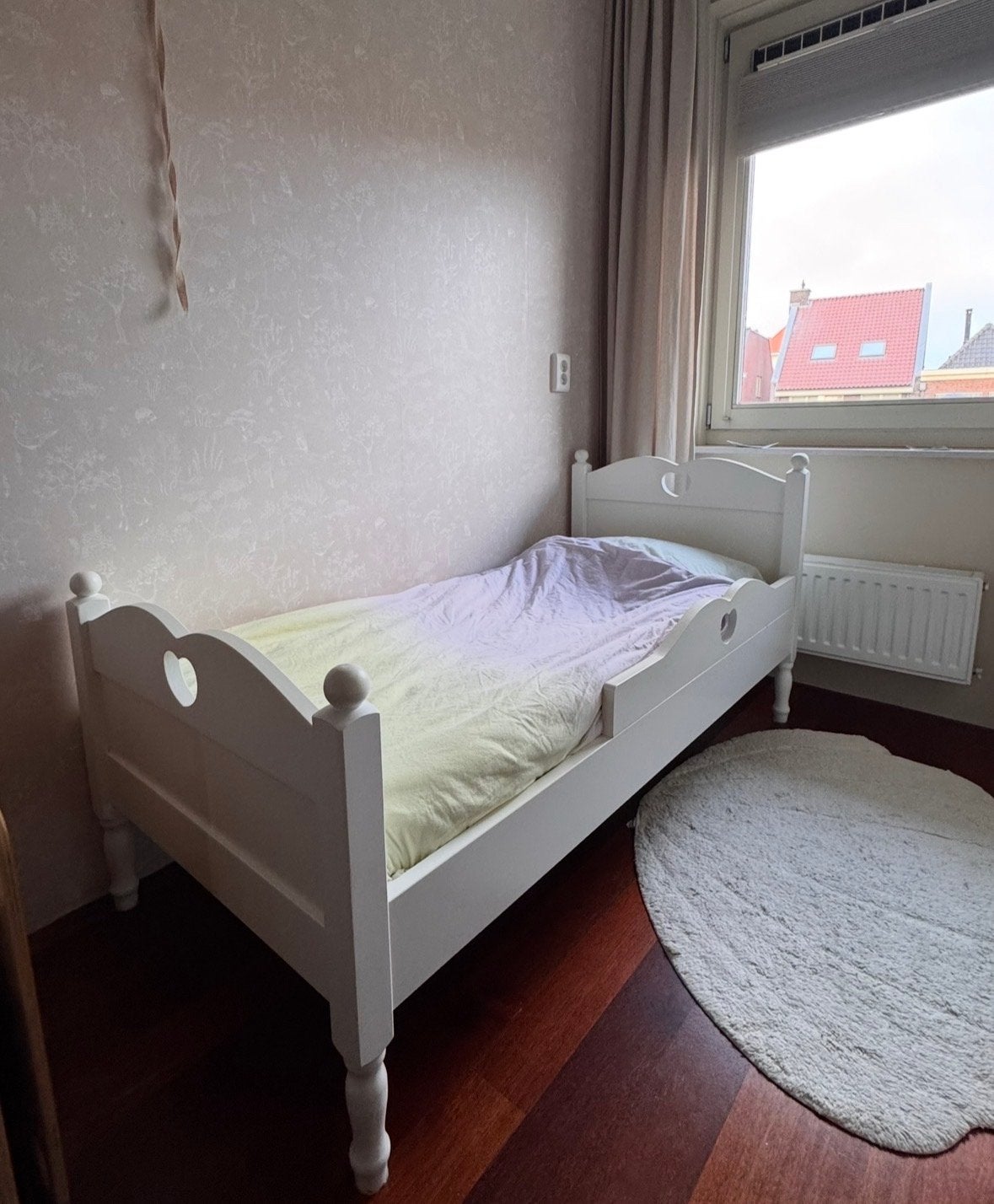 Peuterbed wit met hartjes incl. uitvalbeveiliging, Kinderen en Baby's, Ophalen, Gebruikt, 70 tot 85 cm, 140 tot 160 cm