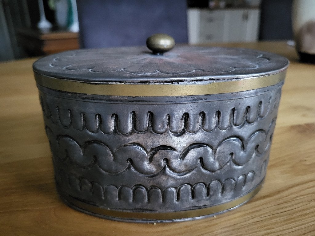 Zeer oude grijs metalen Blik/trommel met gestanst patroon, Verzamelen, Ophalen of Verzenden, Gebruikt, Overige