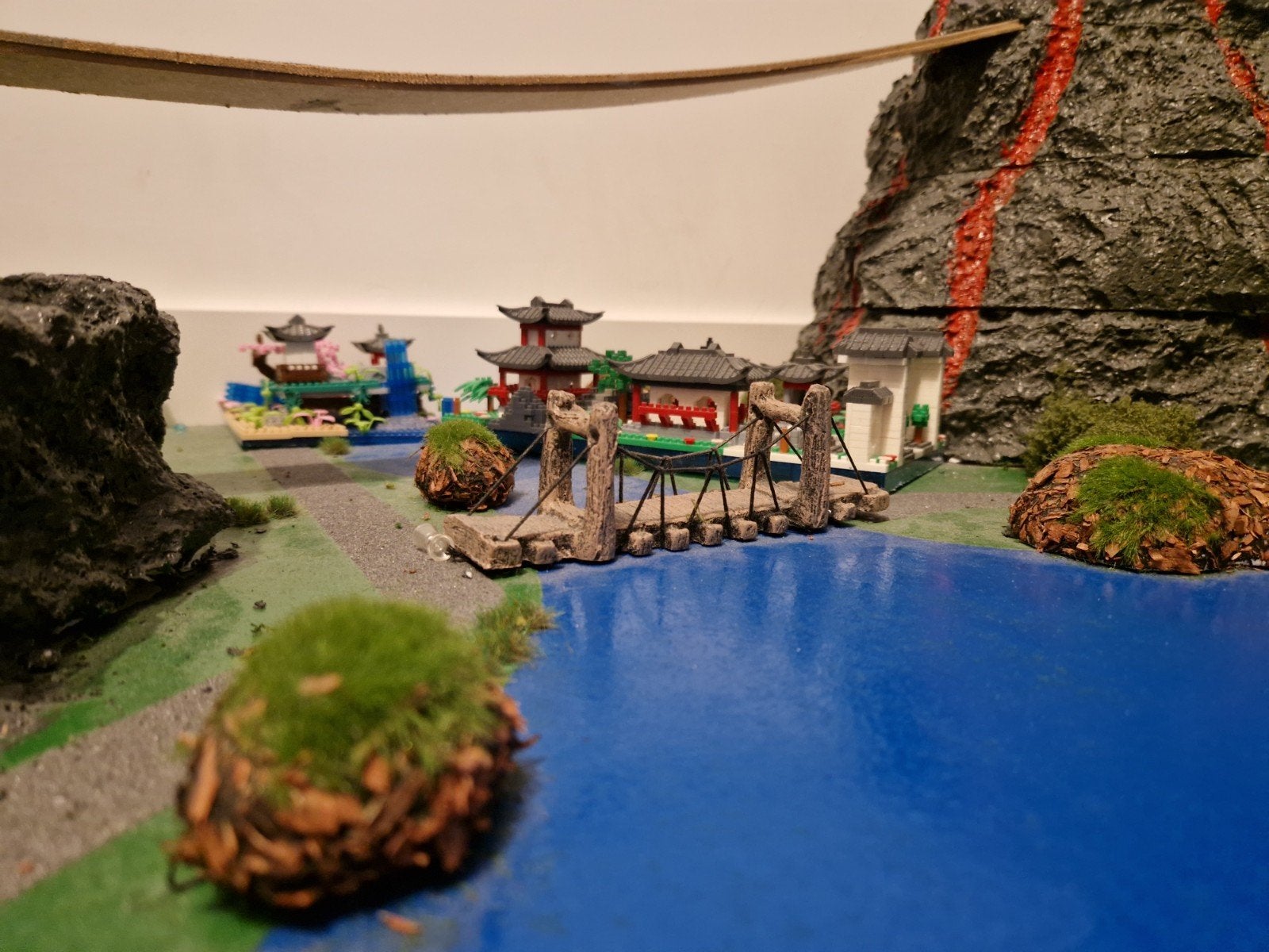 Foto 4 van Ninjago themawereld met o.a. tempels, vulkaan en bouwplaten