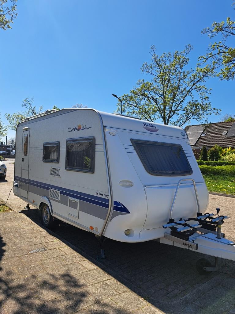 Hobby de Luxe 440 SF met mover en fietsenrek, Caravans en Kamperen, Caravans, Hobby, Koelkast, Dwarsbed, Treinzit