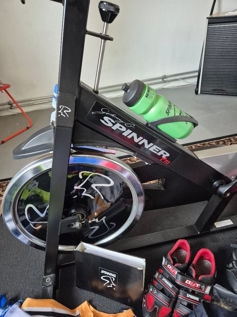 Spinner Pro Spinningfiets met complete kleding set schoenen, Ophalen, Gebruikt, Spinningfiets, Benen