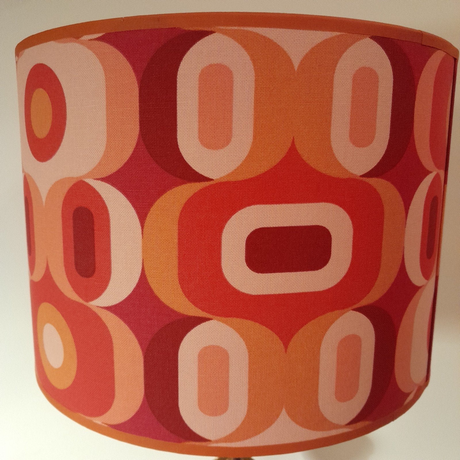 Handgemaakte lampenkap retro vintage roze oranje, Huis en Inrichting, Lampen | Lampenkappen, 25 cm, Tafellamp, Natuurlijk materiaal