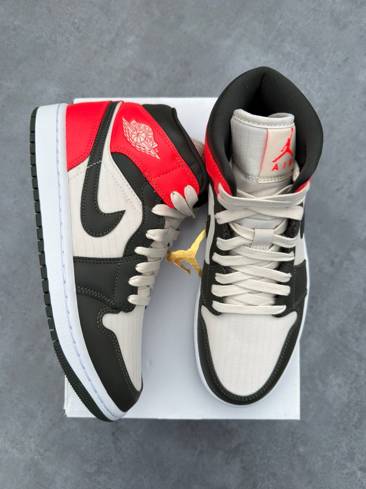 Air Jordan 1 Mid Newsprint Light Orewood Brown - Maat 40.5, --, Bruin, Nieuw, Ophalen of Verzenden