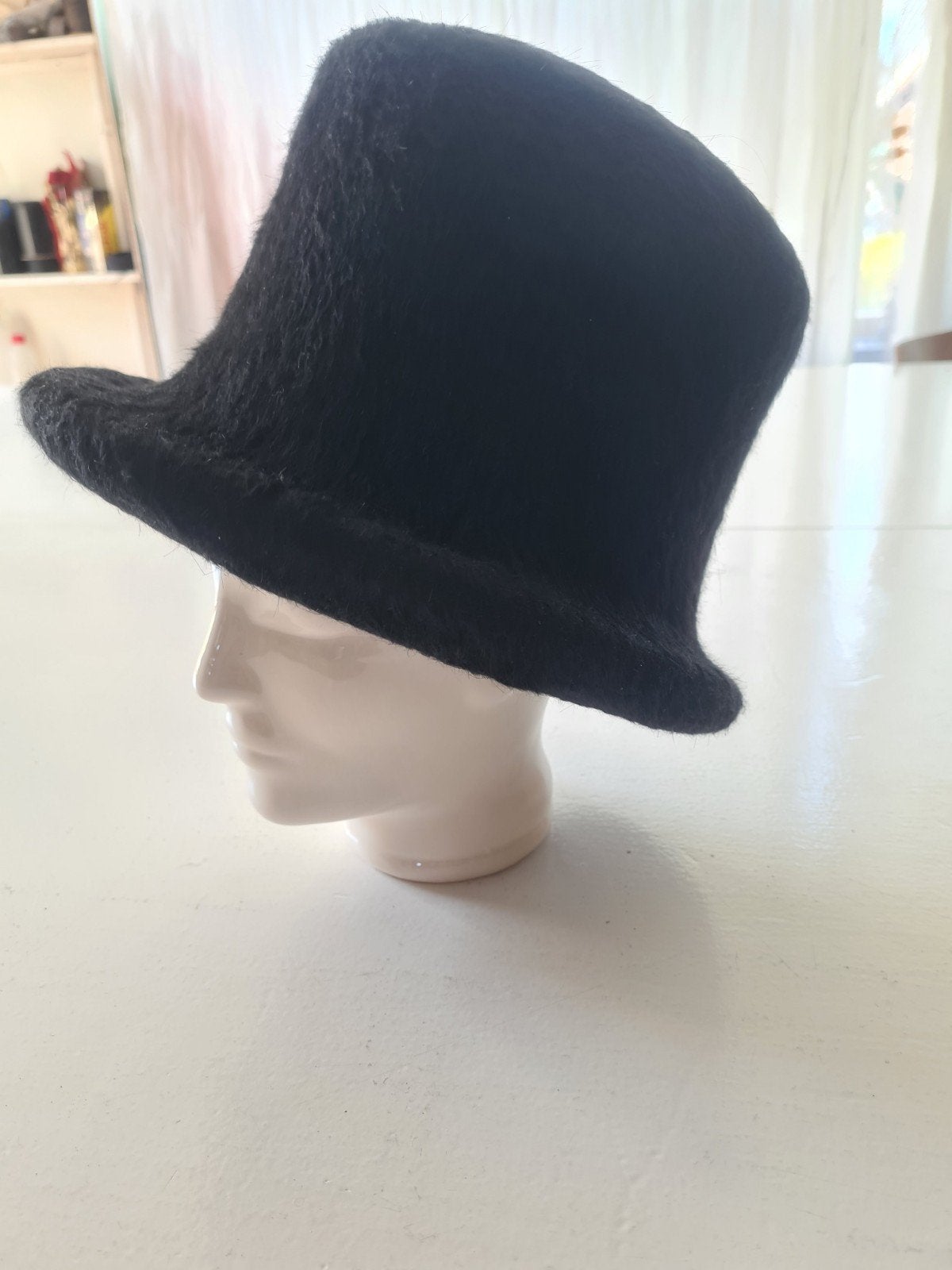 Zwarte hoge hoed - Zo goed als nieuw, Kleding | Dames, Hoeden en Petten, Hoed, One size fits all, Ophalen of Verzenden, Onbekend