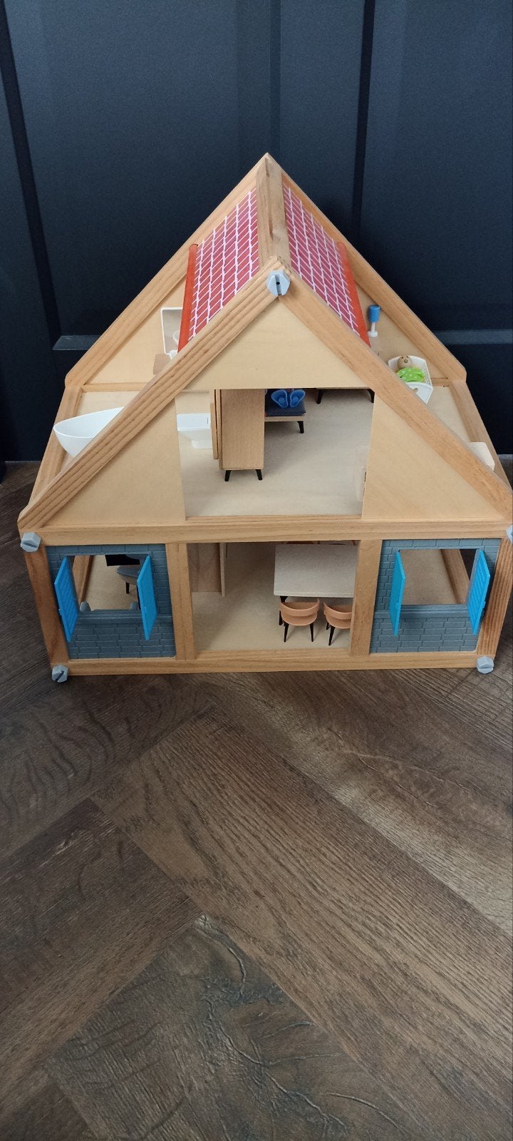 Houten Poppenhuis met Meubels en Poppen, Ophalen, Zo goed als nieuw, Poppenhuis