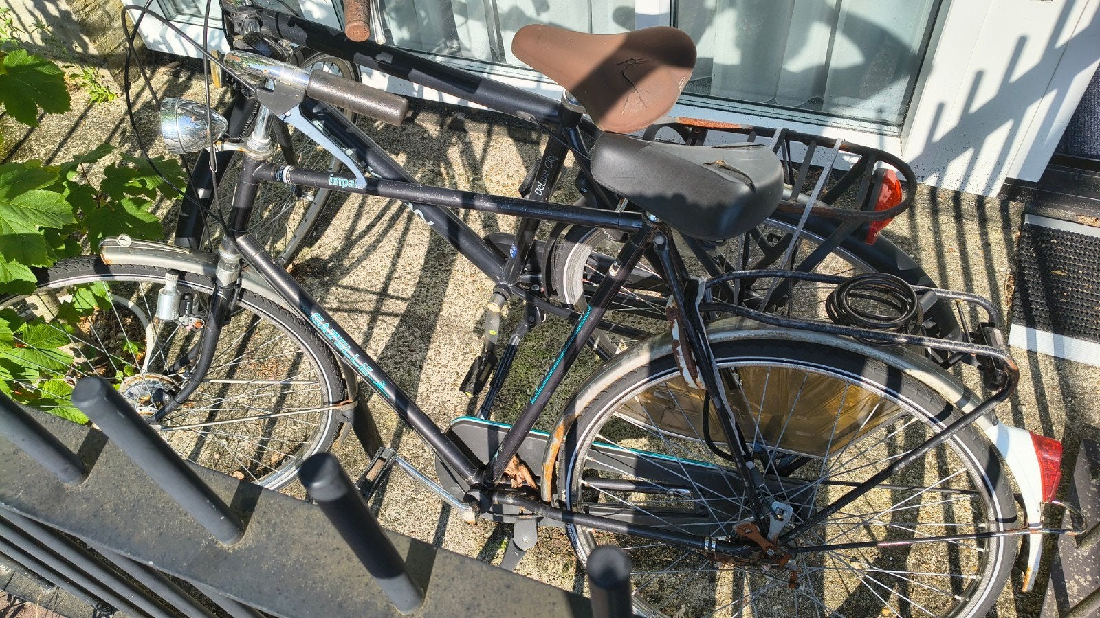GRATIS OPHALEN Twee oude stadsfietsen, roest&lekke banden, v, Fietsen en Brommers, Fietsen | Heren | Herenfietsen, Ophalen, Gebruikt