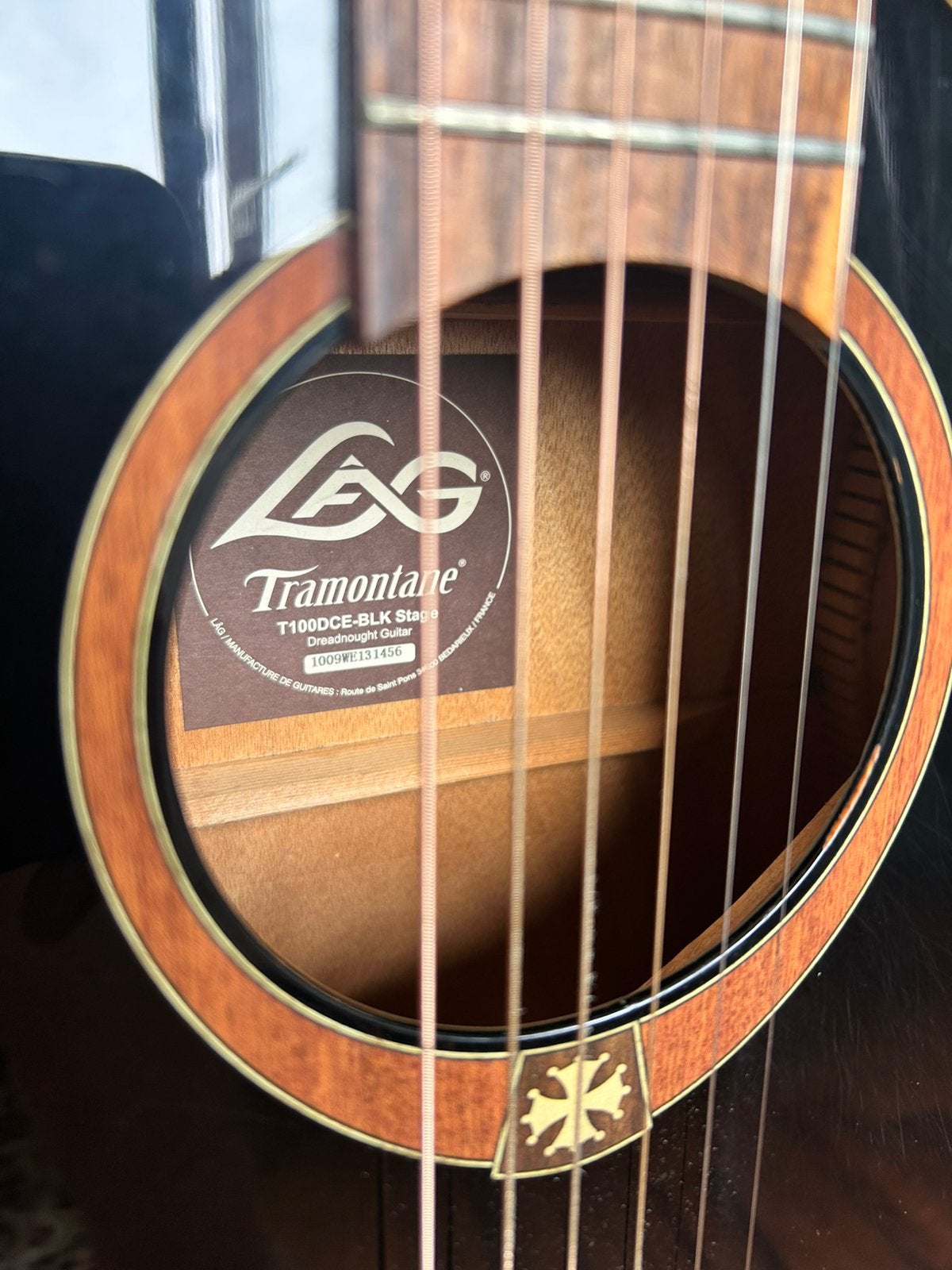 Foto 2 van Te koop: LAG Tramontane T100 DCE BLK Stage gitaar
