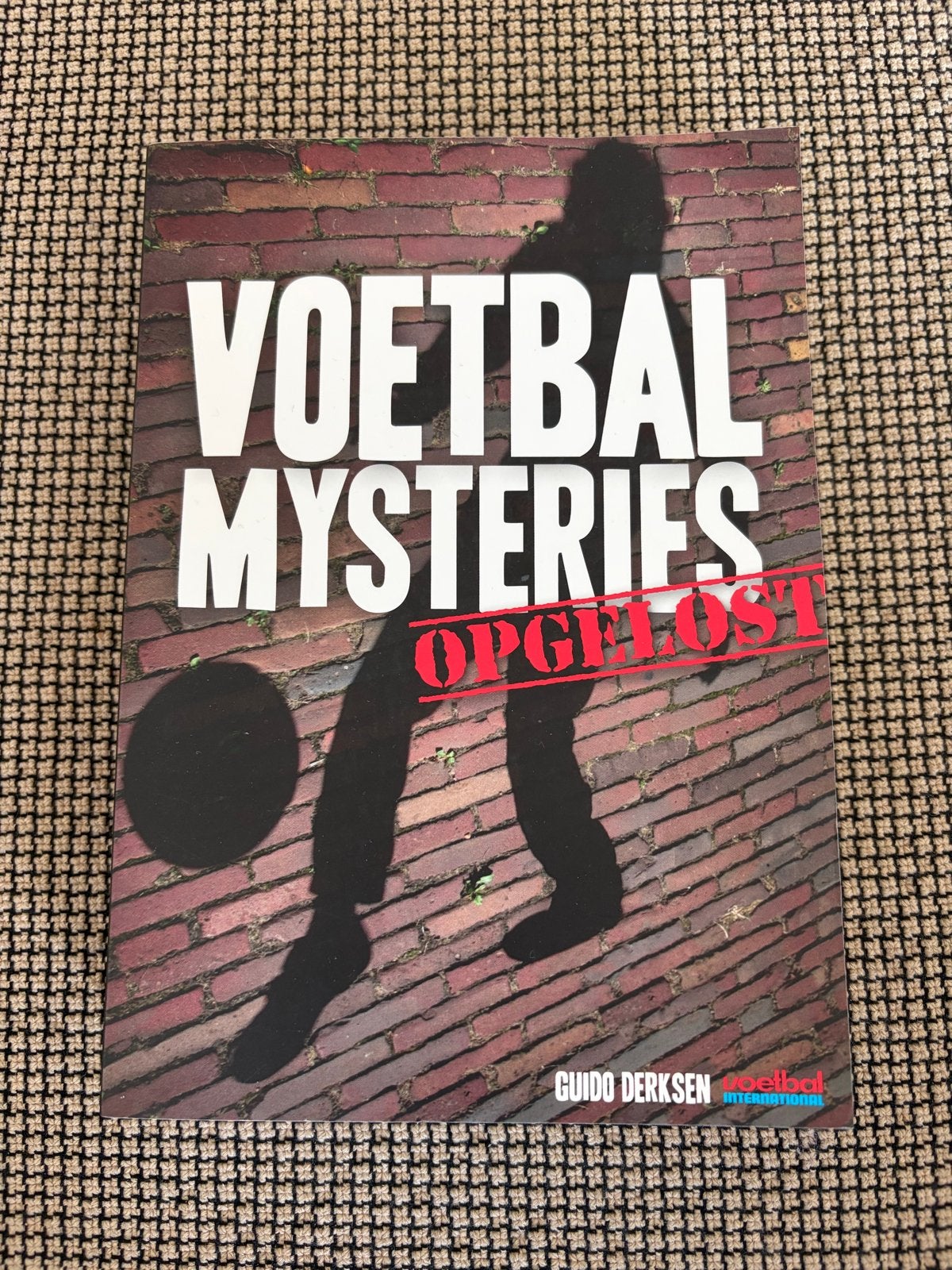 Voetbal Mysteries Opgelost - Guido Derksen, Ophalen of Verzenden, Gelezen, Balsport