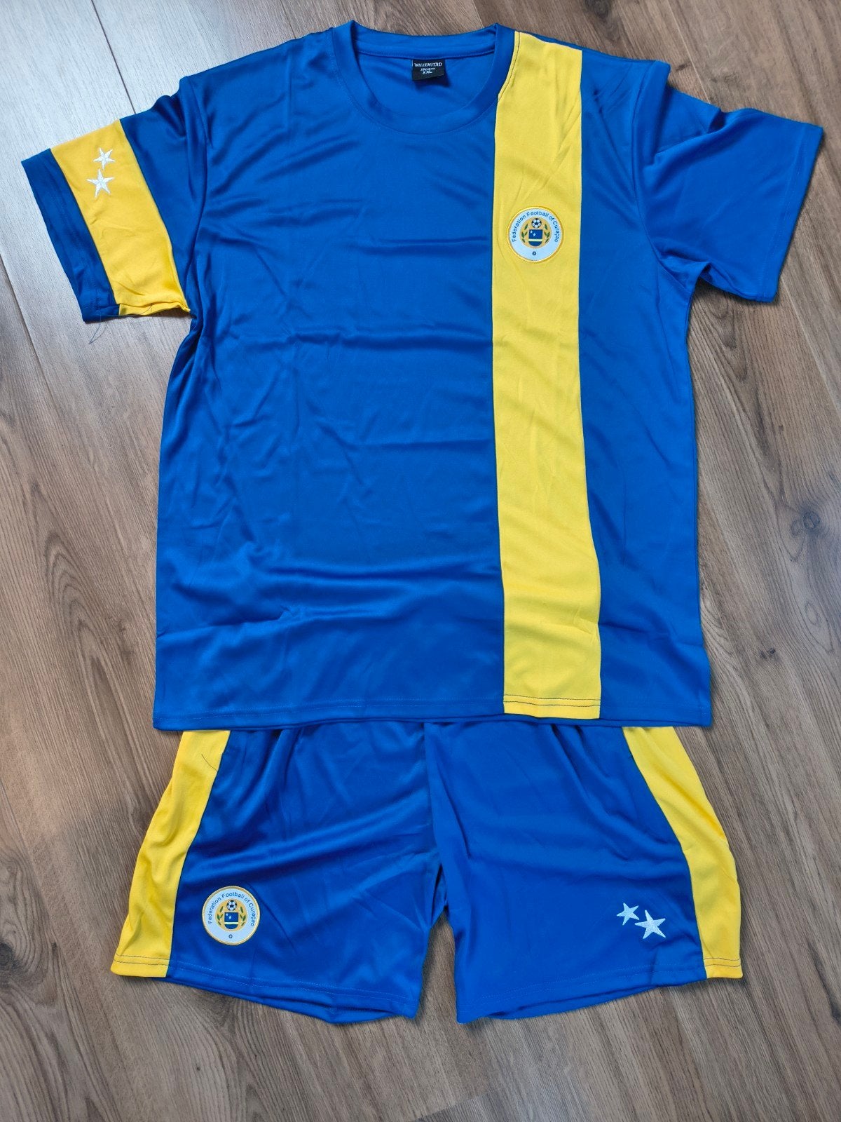Curaçao voetbaltenue - Shirt en Broekje XXL, Sport en Fitness, Voetbal, Groter dan maat XL, Ophalen of Verzenden, Nieuw, Set