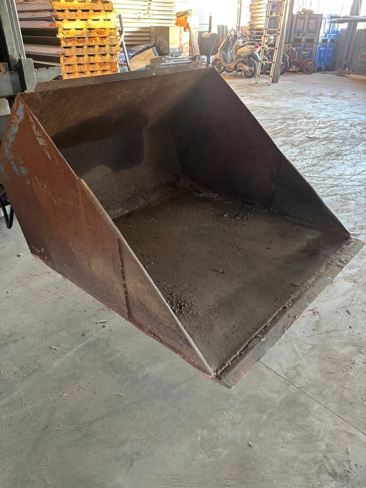 Robuuste vorkheftruck schepbak met hydraulische kanteling, Ophalen