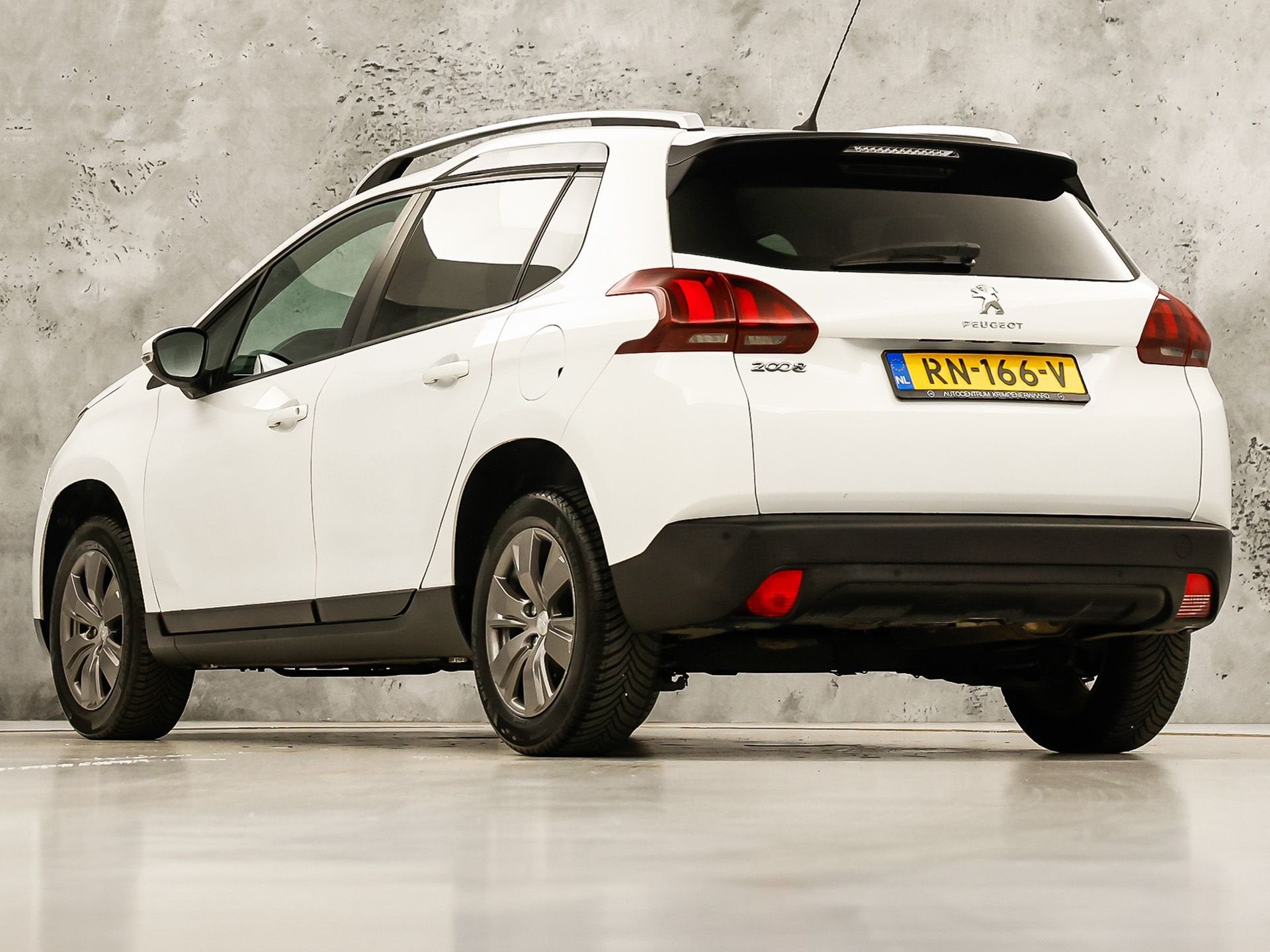 Foto 3 van Peugeot 2008 1.2 PureTech Sport (PANORAMADAK, APPLE CARPLAY,
