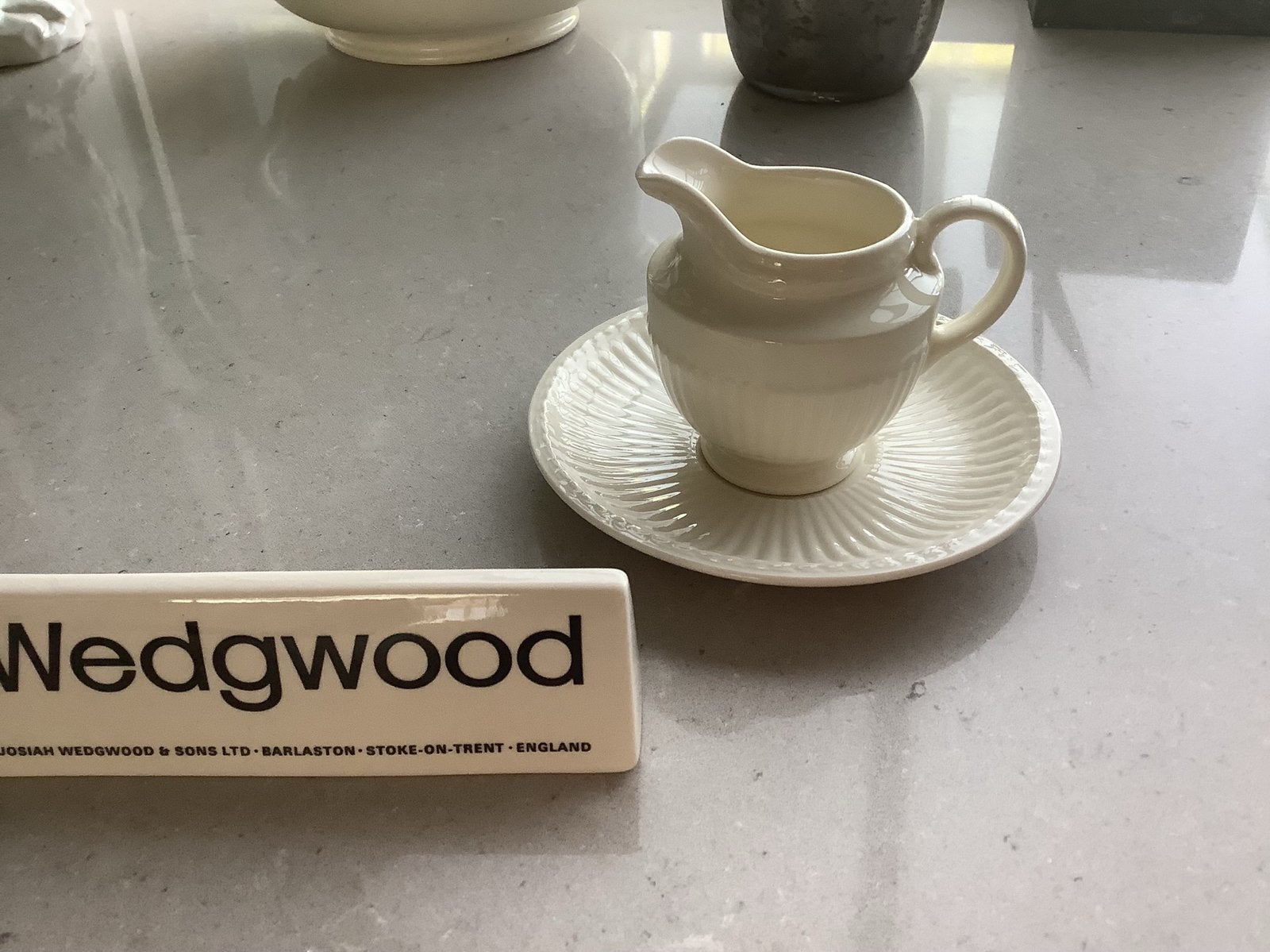 Klein roomkannetje op schaalje WEDGWOOD EDME, Ophalen of Verzenden, Zo goed als nieuw, Aardewerk, Overige typen