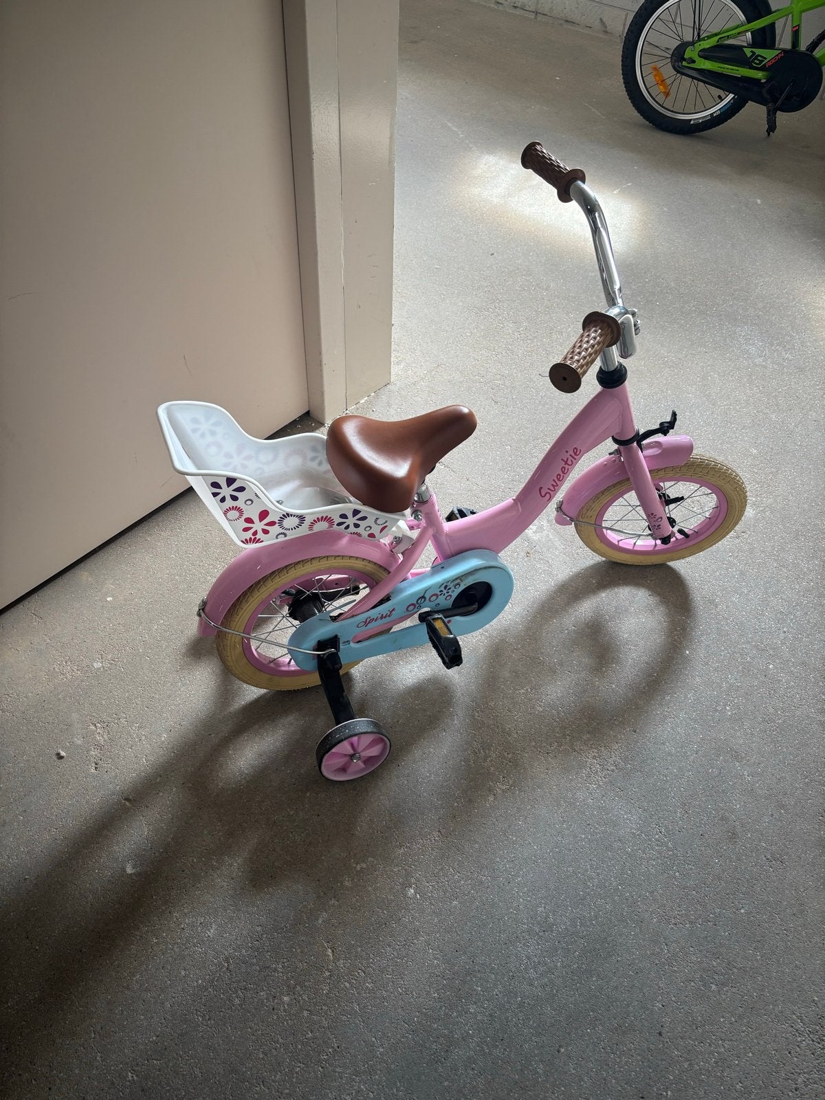 Roze kinderfietsje met zijwieltjes, gebruikt, Fietsen en Brommers, Fietsen | Kinderfietsjes, Ophalen, Terugtraprem, Zijwieltjes