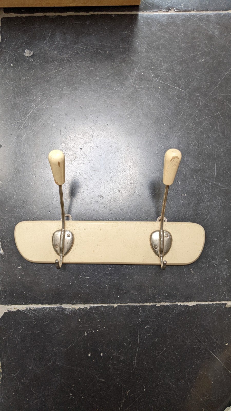 Vintage wandkapstok met 2 haken - Crème/Wit, Wandkapstok, Gebruikt, Ophalen of Verzenden, Minder dan 100 cm