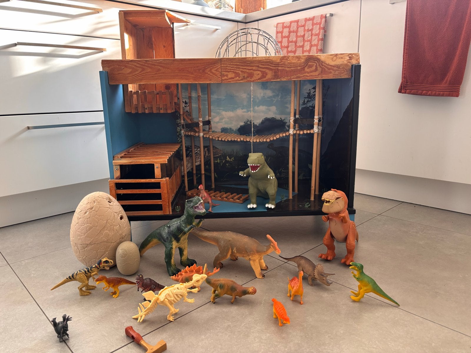 Dino speelset met zelfgemaakt dinohuis en diverse dino’s, Ophalen, Gebruikt, Jongen of Meisje