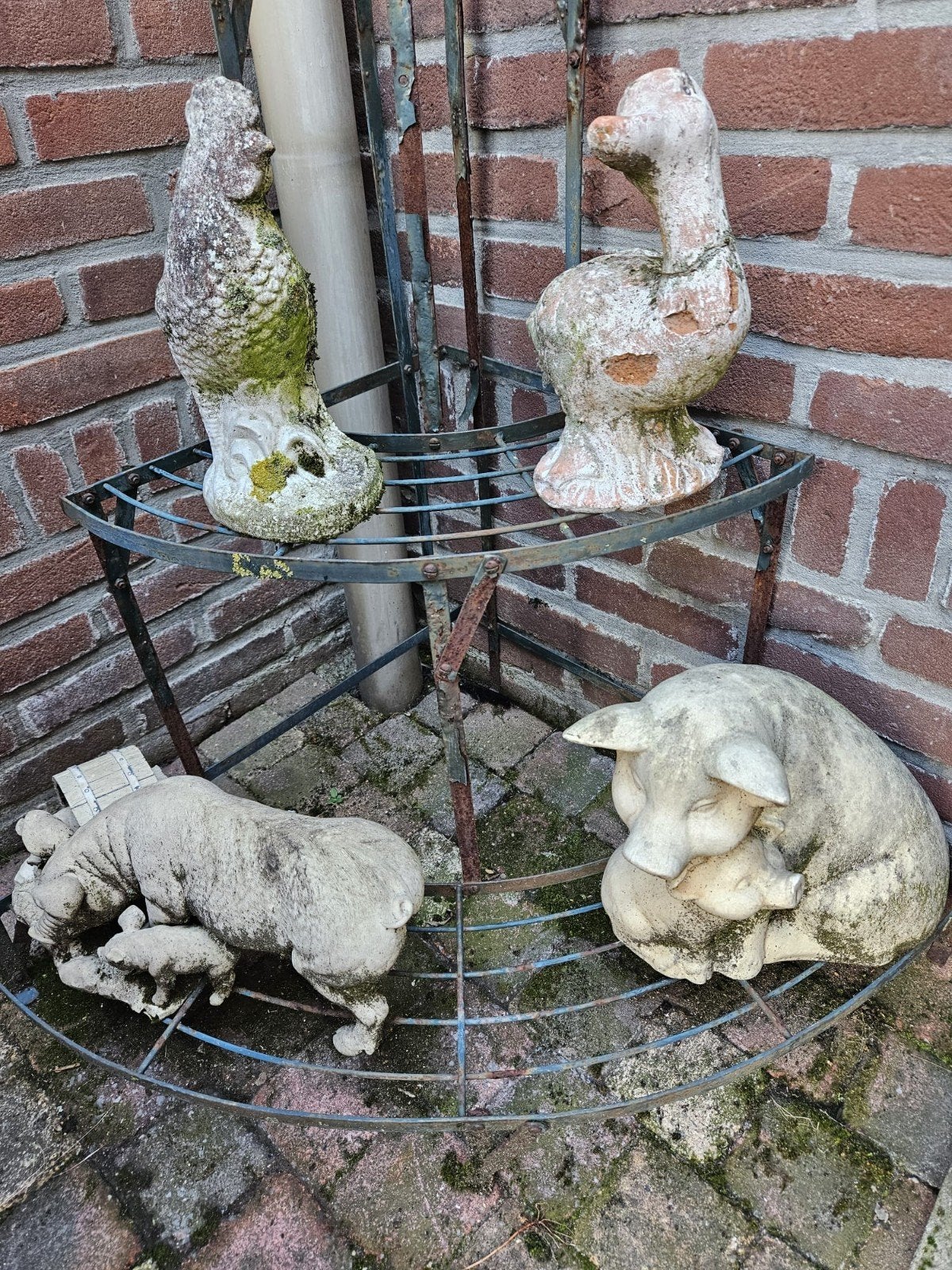 Diverse tuinbeelden: kip, eend, varken met biggen, Tuin en Terras, Tuinbeelden, Ophalen